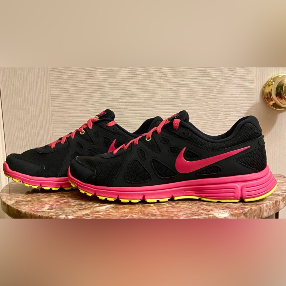 NIKE Revolution 2 Running Shoe; Size 11; Black and Pink; Perfect condition. - Picture 2 of 10
